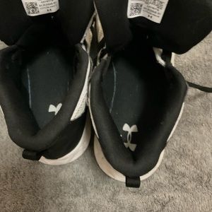 UA YOUTH BOYS SHOES SIZE 7